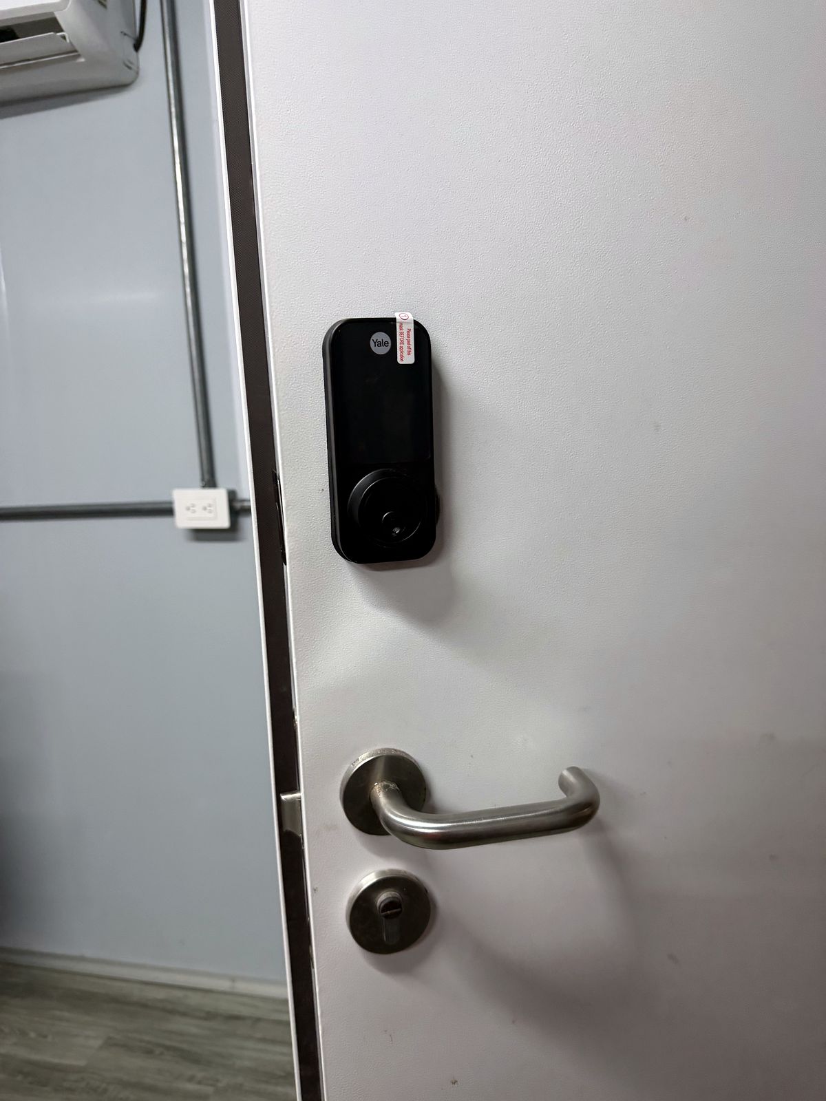 Cerradura electrónica instalada en puerta de acceso controlado