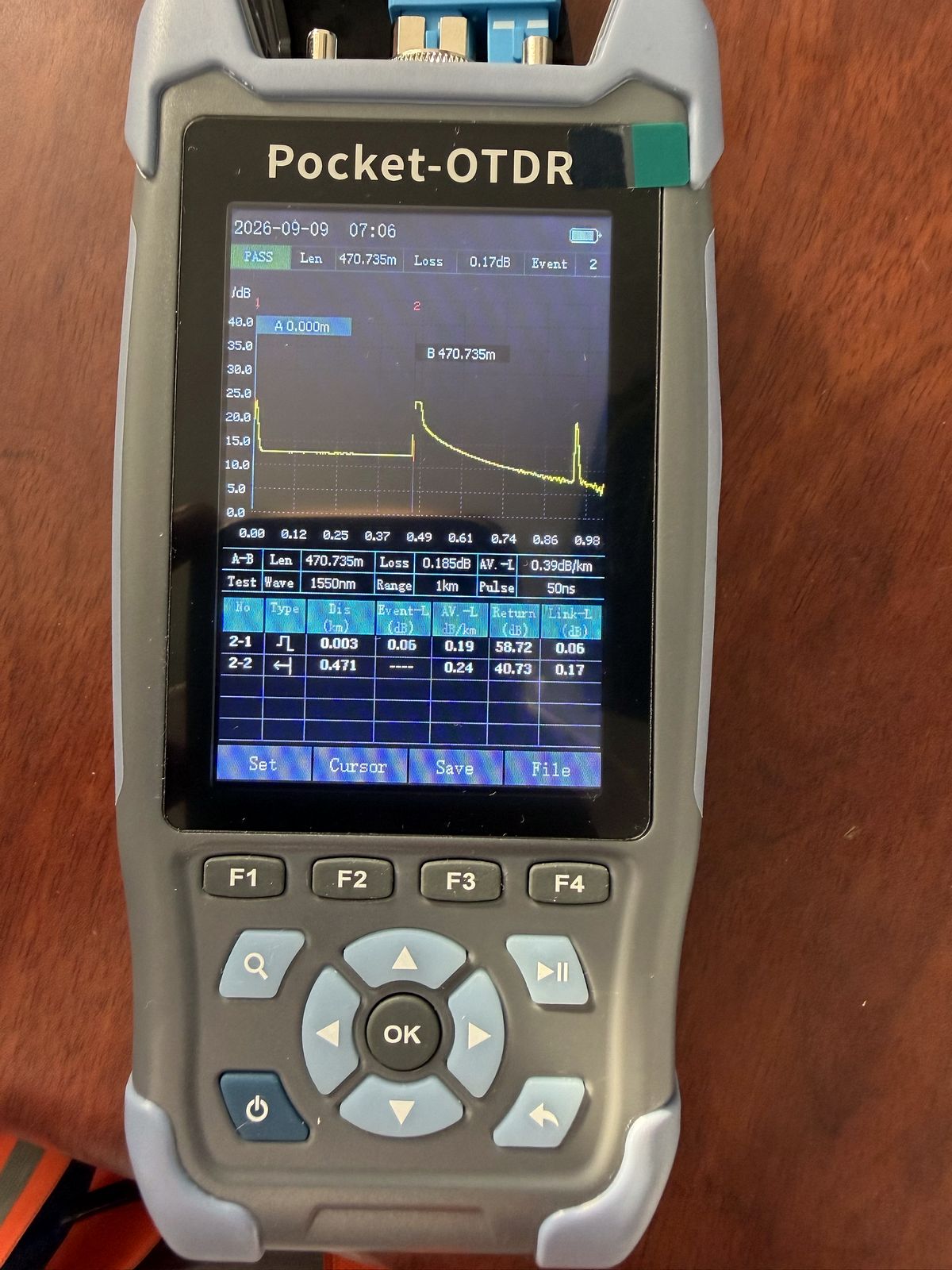 Certificación de fibra óptica con OTDR mostrando resultado PASS en pantalla