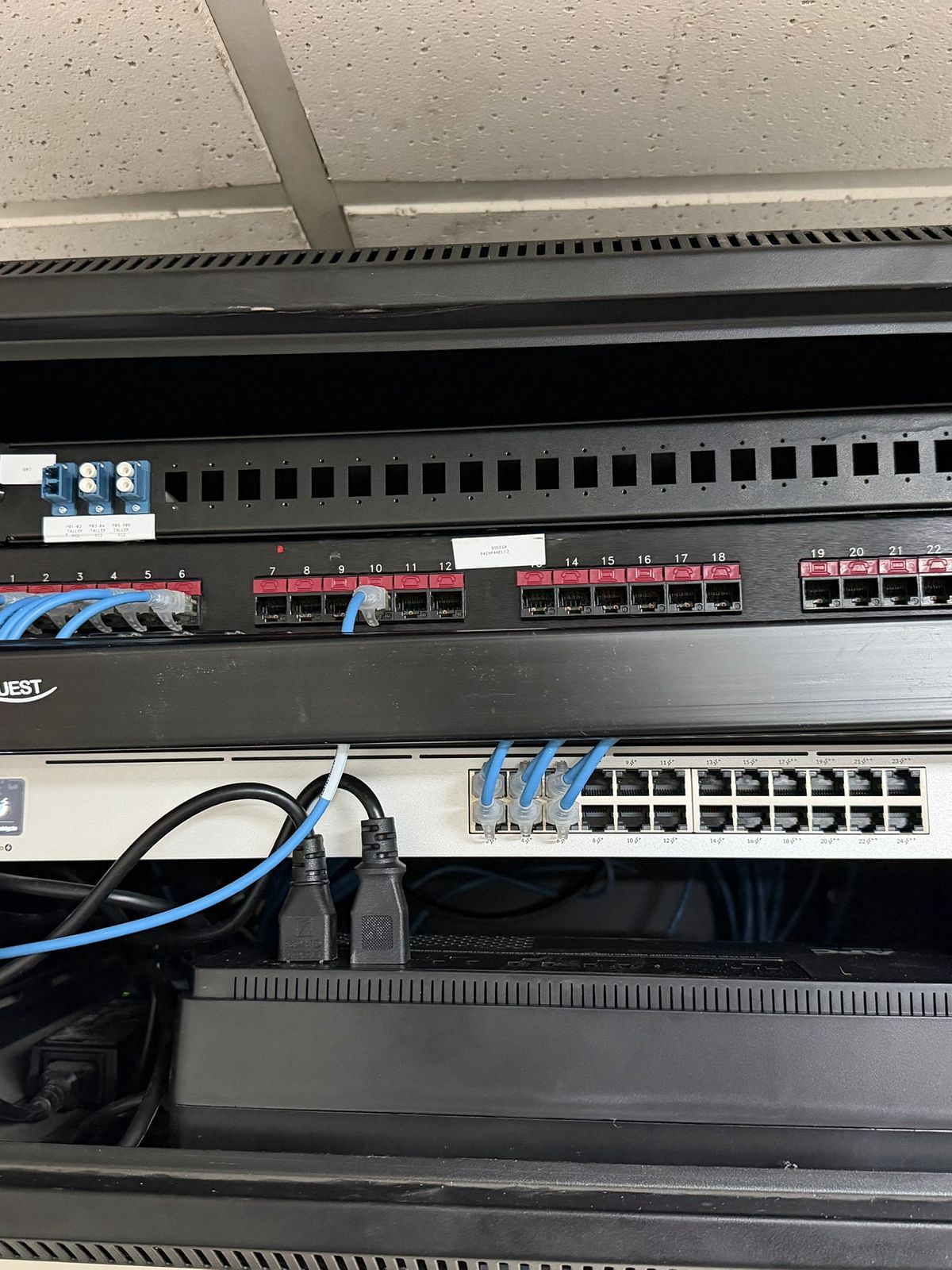 Rack de red terminado con patch panel Cat 6A, switch administrable y acopladores de fibra óptica